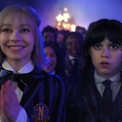 Jenna Ortega y Emma Myers en el 2x01 de 'Wednesday'
