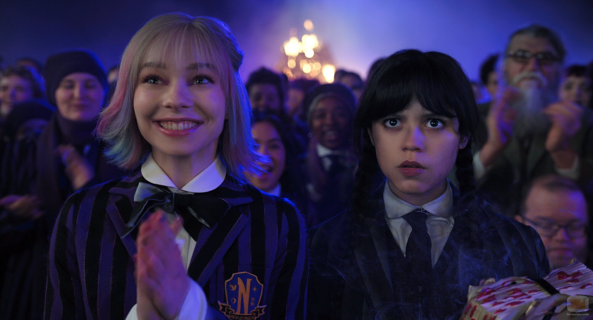 Jenna Ortega y Emma Myers en el 2x01 de 'Wednesday'