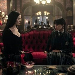 Catherine Zeta-Jones y Jenna Ortega en 'Más vale diablo triste que conocido' de 'Wednesday'