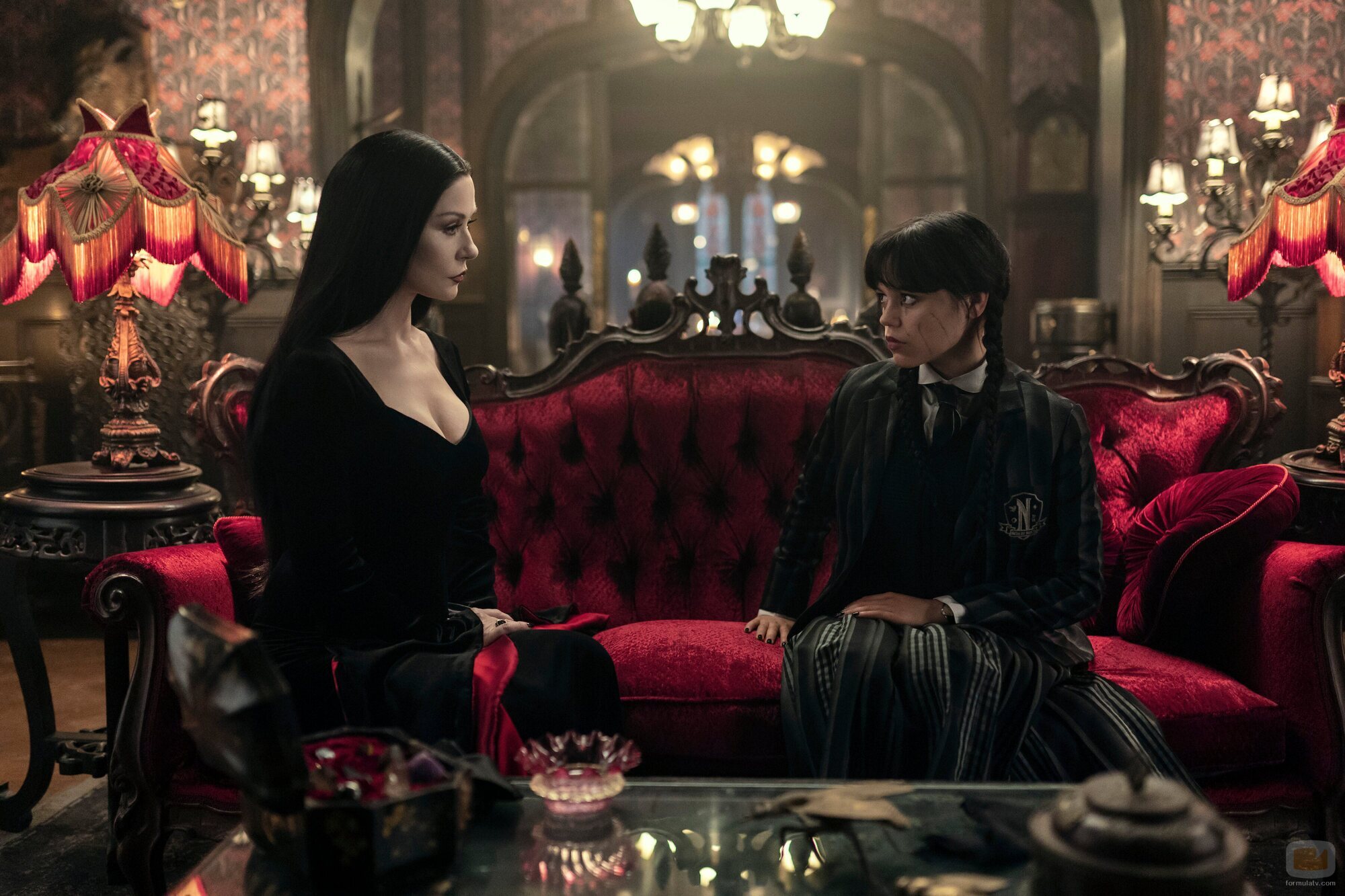 Catherine Zeta-Jones y Jenna Ortega en 'Más vale diablo triste que conocido' de 'Wednesday'
