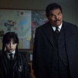 Luis Guzmán y Jenna Ortega en 'Más vale diablo triste que conocido' de 'Miércoles'