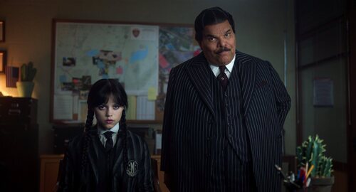 Luis Guzmán y Jenna Ortega en 'Más vale diablo triste que conocido' de 'Miércoles'