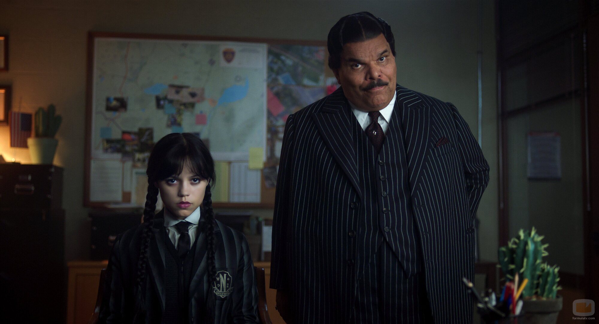 Luis Guzmán y Jenna Ortega en 'Más vale diablo triste que conocido' de 'Miércoles'