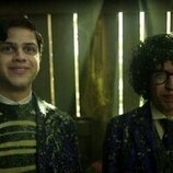 Moosa Mostafa y Isaac Ordonez en Capítulo 2 titulado 'Más vale diablo triste que conocido' de 'Miércoles'