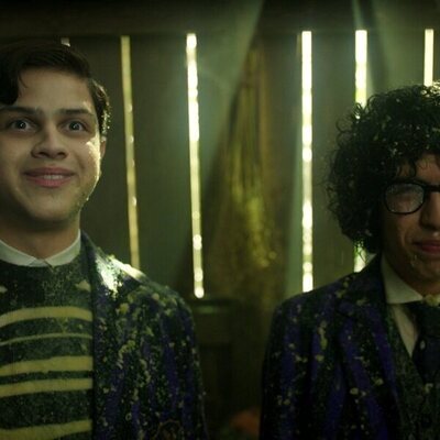 Moosa Mostafa y Isaac Ordonez en Capítulo 2 titulado 'Más vale diablo triste que conocido' de 'Miércoles'