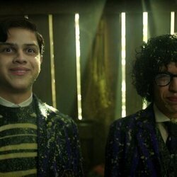 Moosa Mostafa y Isaac Ordonez en Capítulo 2 titulado 'Más vale diablo triste que conocido' de 'Miércoles'