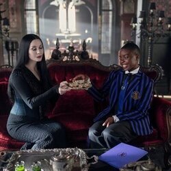 Catherine Zeta-Jones y Joy Sunday en 'Más vale diablo triste que conocido' de 'Miércoles'