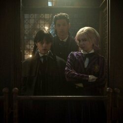 Jenna Ortega y Emma Myers en el 2x02 de 'Miércoles'