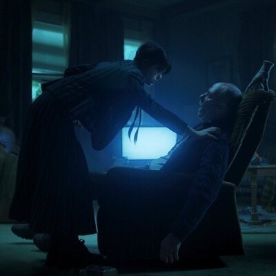Jamie McShane y Jenna Ortega en 'Más vale diablo triste que conocido' de 'Wednesday'