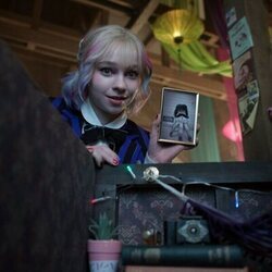 Emma Myers en Capítulo 2 titulado 'Más vale diablo triste que conocido' de 'Miércoles'