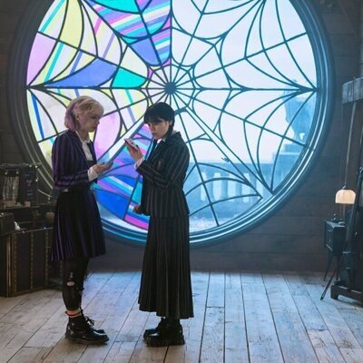 Jenna Ortega y Emma Myers en 'Más vale diablo triste que conocido' de 'Wednesday'