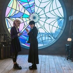 Jenna Ortega y Emma Myers en 'Más vale diablo triste que conocido' de 'Wednesday'