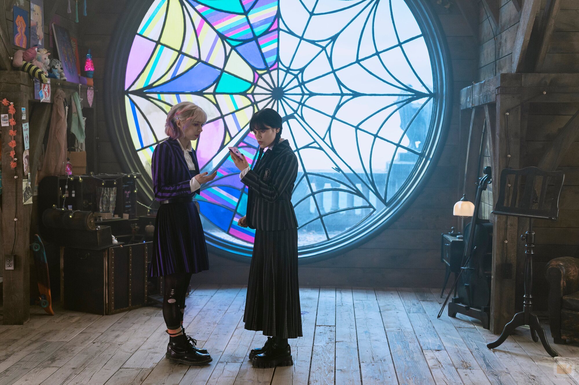 Jenna Ortega y Emma Myers en 'Más vale diablo triste que conocido' de 'Wednesday'