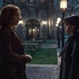 Billie Piper y Jenna Ortega en 2x02 titulado 'Más vale diablo triste que conocido' de 'Miércoles'