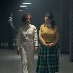 Thandiwe Newton en 2x03 titulado 'La llamada de la tristeza' de 'Miércoles'