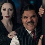 Luis Guzmán y Catherine Zeta-Jones en 2x03 titulado 'La llamada de la tristeza' de 'Miércoles'