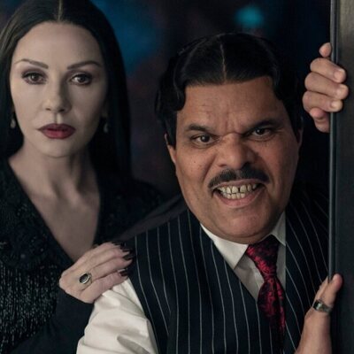 Luis Guzmán y Catherine Zeta-Jones en 2x03 titulado 'La llamada de la tristeza' de 'Miércoles'