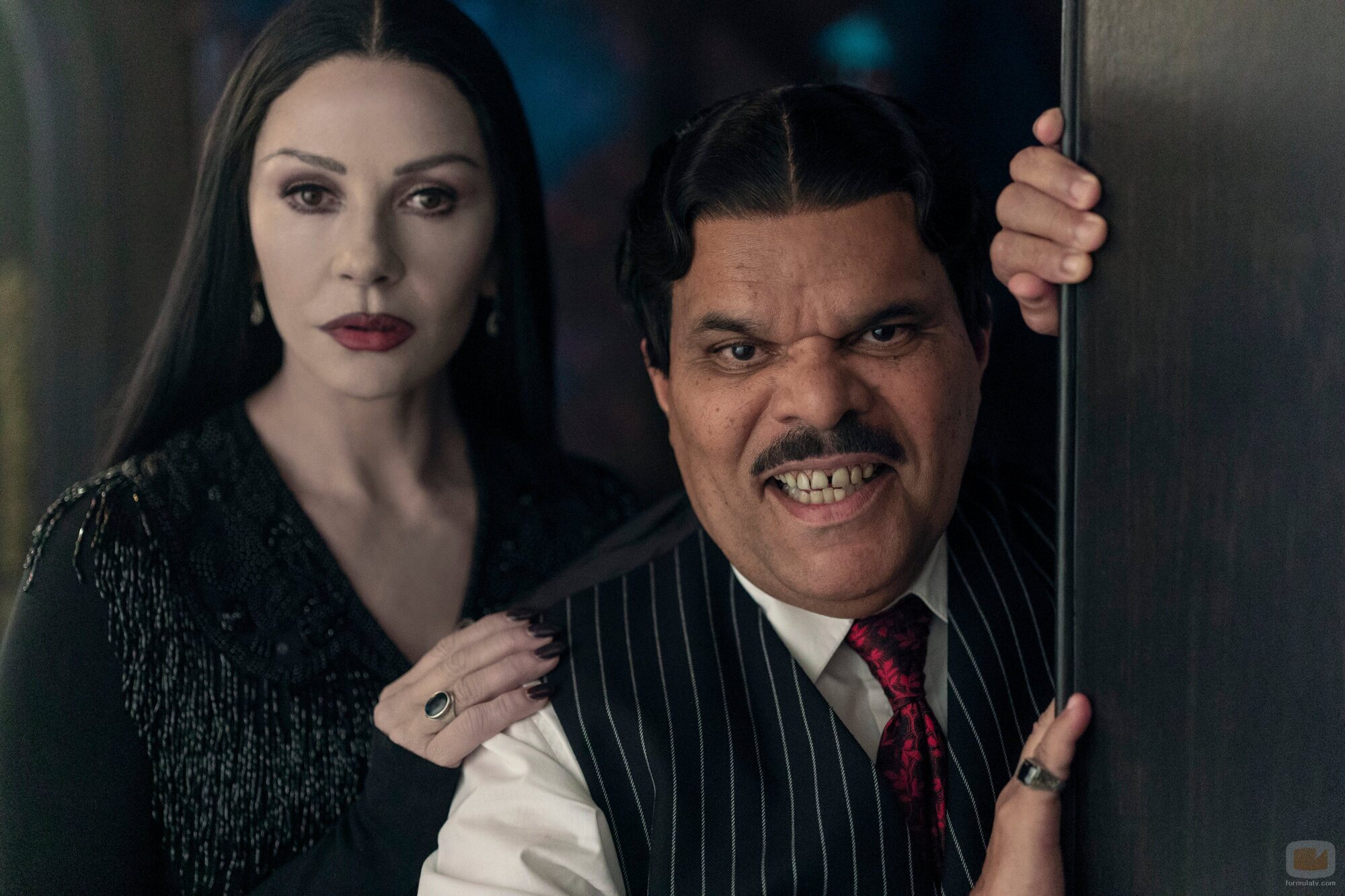 Luis Guzmán y Catherine Zeta-Jones en 2x03 titulado 'La llamada de la tristeza' de 'Miércoles'