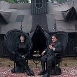 Luis Guzmán y Catherine Zeta-Jones en 2x03 'La llamada de la tristeza' de 'Miércoles'