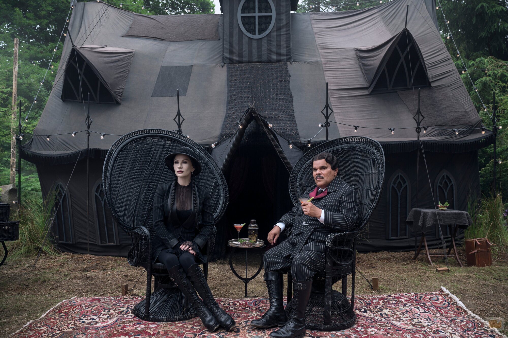Luis Guzmán y Catherine Zeta-Jones en 2x03 'La llamada de la tristeza' de 'Miércoles'