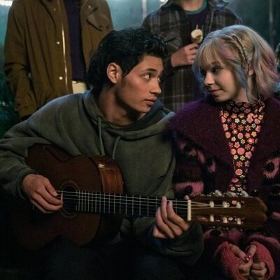Emma Myers en Capítulo 3 titulado 'La llamada de la tristeza' de 'Miércoles'