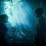 Georgie Farmer y Emma Myers en 2x03 titulado 'La llamada de la tristeza' de 'Miércoles'