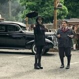 Luis Guzmán y Catherine Zeta-Jones en el 2x03 de 'Miércoles'