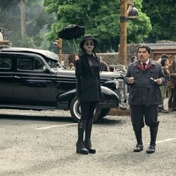 Luis Guzmán y Catherine Zeta-Jones en el 2x03 de 'Miércoles'