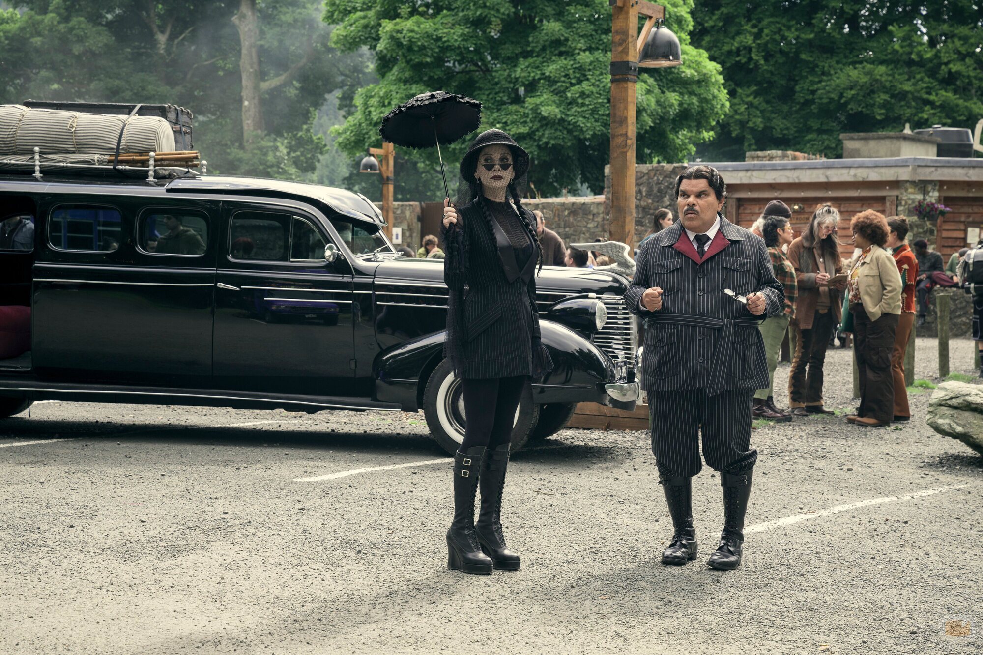 Luis Guzmán y Catherine Zeta-Jones en el 2x03 de 'Miércoles'