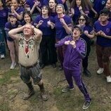 Steve Buscemi y Anthony Michael Hall en 'La llamada de la tristeza' de 'Miércoles'