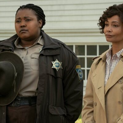 Thandiwe Newton y Luyanda Unati Lewis-Nyawo en 2x03 'La llamada de la tristeza' de 'Miércoles'