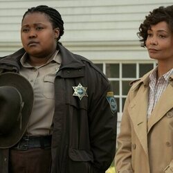 Thandiwe Newton y Luyanda Unati Lewis-Nyawo en 2x03 'La llamada de la tristeza' de 'Miércoles'