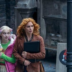 Billie Piper y Emma Myers en 'La llamada de la tristeza' de 'Miércoles'