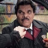 Luis Guzmán en 2x03 titulado 'La llamada de la tristeza' de 'Miércoles'