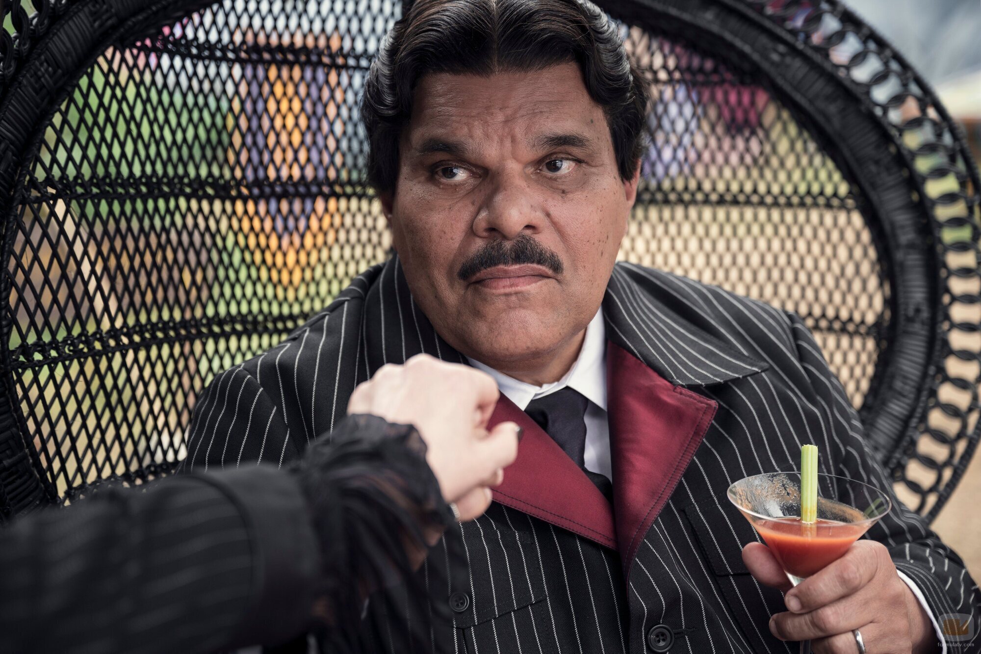 Luis Guzmán en 2x03 titulado 'La llamada de la tristeza' de 'Miércoles'
