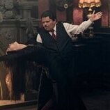 Luis Guzmán y Catherine Zeta-Jones en 'La llamada de la tristeza' de 'Miércoles'