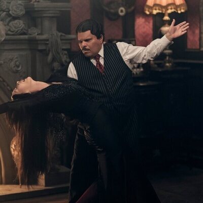 Luis Guzmán y Catherine Zeta-Jones en 'La llamada de la tristeza' de 'Miércoles'