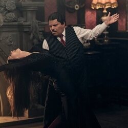 Luis Guzmán y Catherine Zeta-Jones en 'La llamada de la tristeza' de 'Miércoles'