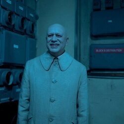 Fred Armisen en 2x03 'La llamada de la tristeza' de 'Miércoles'