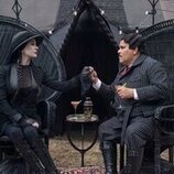 Luis Guzmán y Catherine Zeta-Jones en 'La llamada de la tristeza' de 'Wednesday'