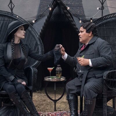 Luis Guzmán y Catherine Zeta-Jones en 'La llamada de la tristeza' de 'Wednesday'