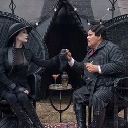 Luis Guzmán y Catherine Zeta-Jones en 'La llamada de la tristeza' de 'Wednesday'