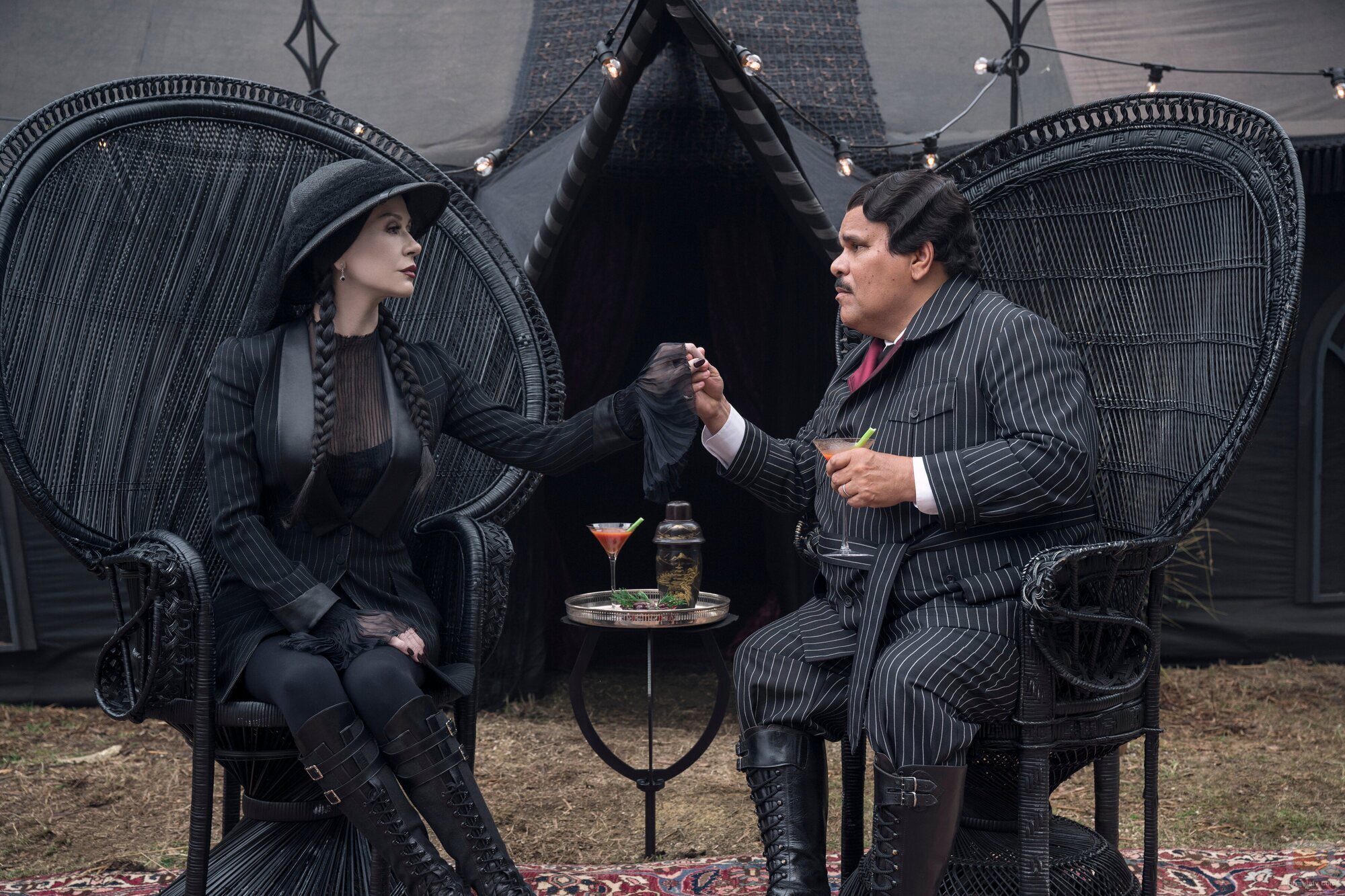 Luis Guzmán y Catherine Zeta-Jones en 'La llamada de la tristeza' de 'Wednesday'