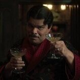 Luis Guzmán en la temporada 2 y el capítulo 03 de 'Miércoles'
