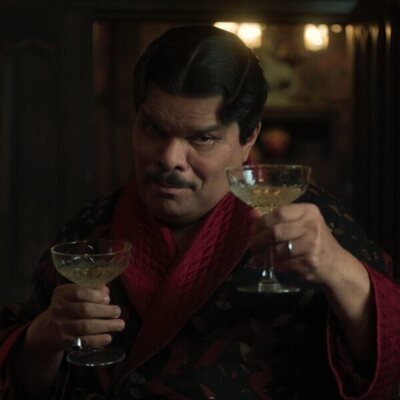 Luis Guzmán en la temporada 2 y el capítulo 03 de 'Miércoles'