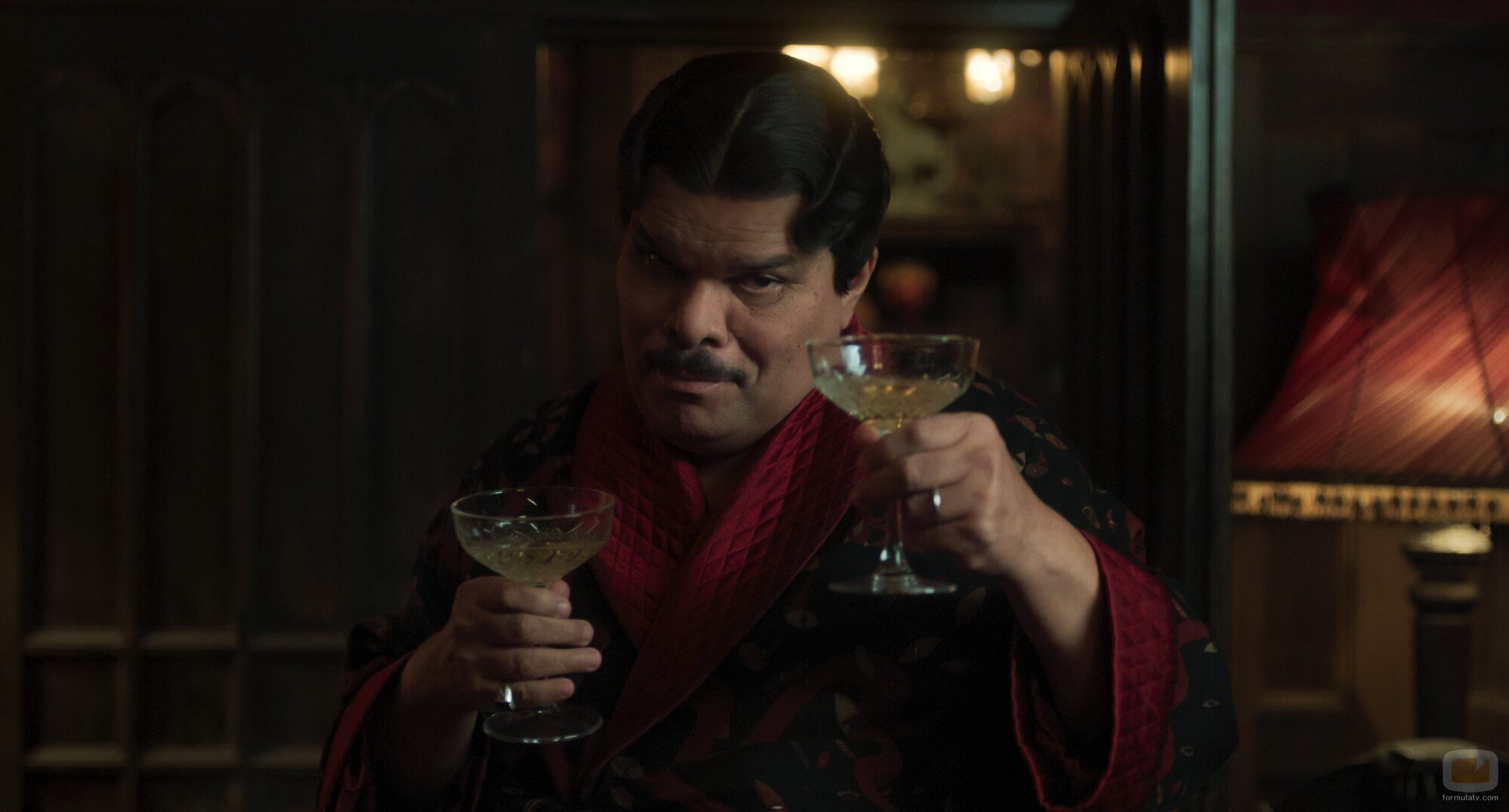 Luis Guzmán en la temporada 2 y el capítulo 03 de 'Miércoles'