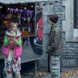 Imagen de Georgie Farmer y Emma Myers en 2x03 titulado 'La llamada de la tristeza' de 'Miércoles'