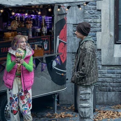 Imagen de Georgie Farmer y Emma Myers en 2x03 titulado 'La llamada de la tristeza' de 'Miércoles'