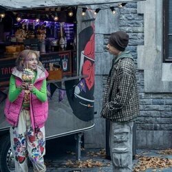 Imagen de Georgie Farmer y Emma Myers en 2x03 titulado 'La llamada de la tristeza' de 'Miércoles'