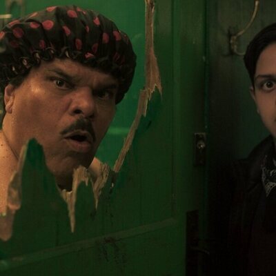 Luis Guzmán y Isaac Ordonez en 2x03 titulado 'La llamada de la tristeza' de 'Miércoles'